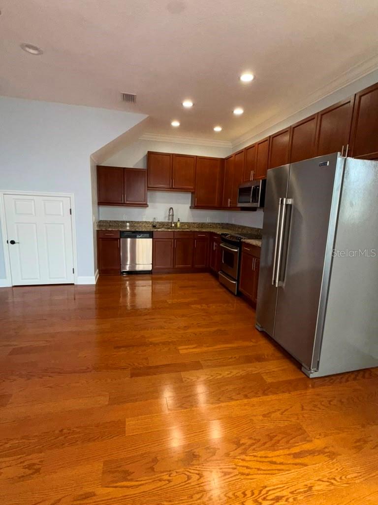 113 S Packwood Ave #b Property Photo 5