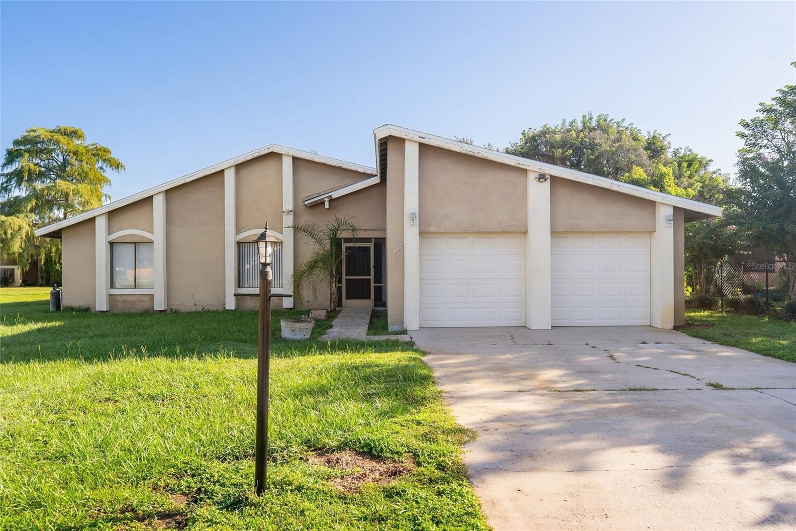 712 E Flag Way Property Photo 1