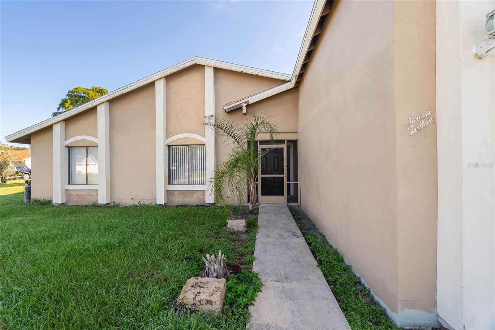 712 E Flag Way Property Photo 3