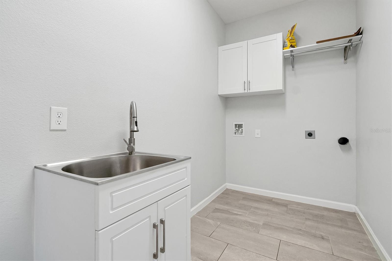 1121 Hendon Loop Property Photo 13