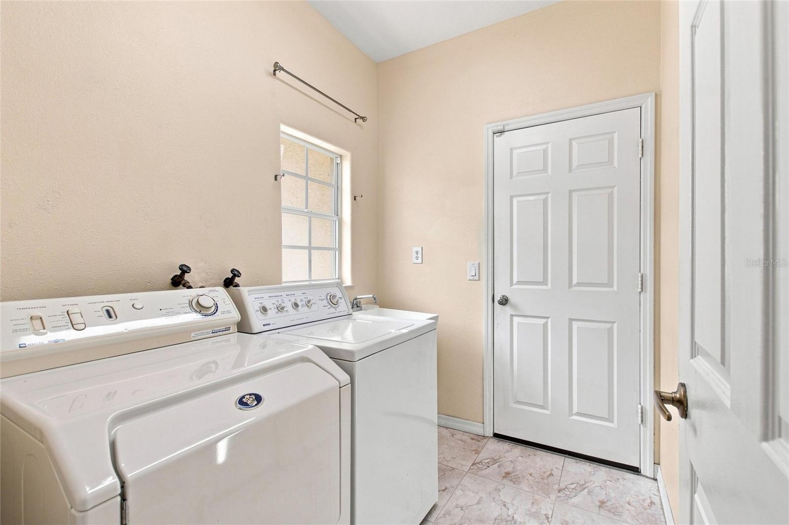 140 Moss Ln Property Photo 32