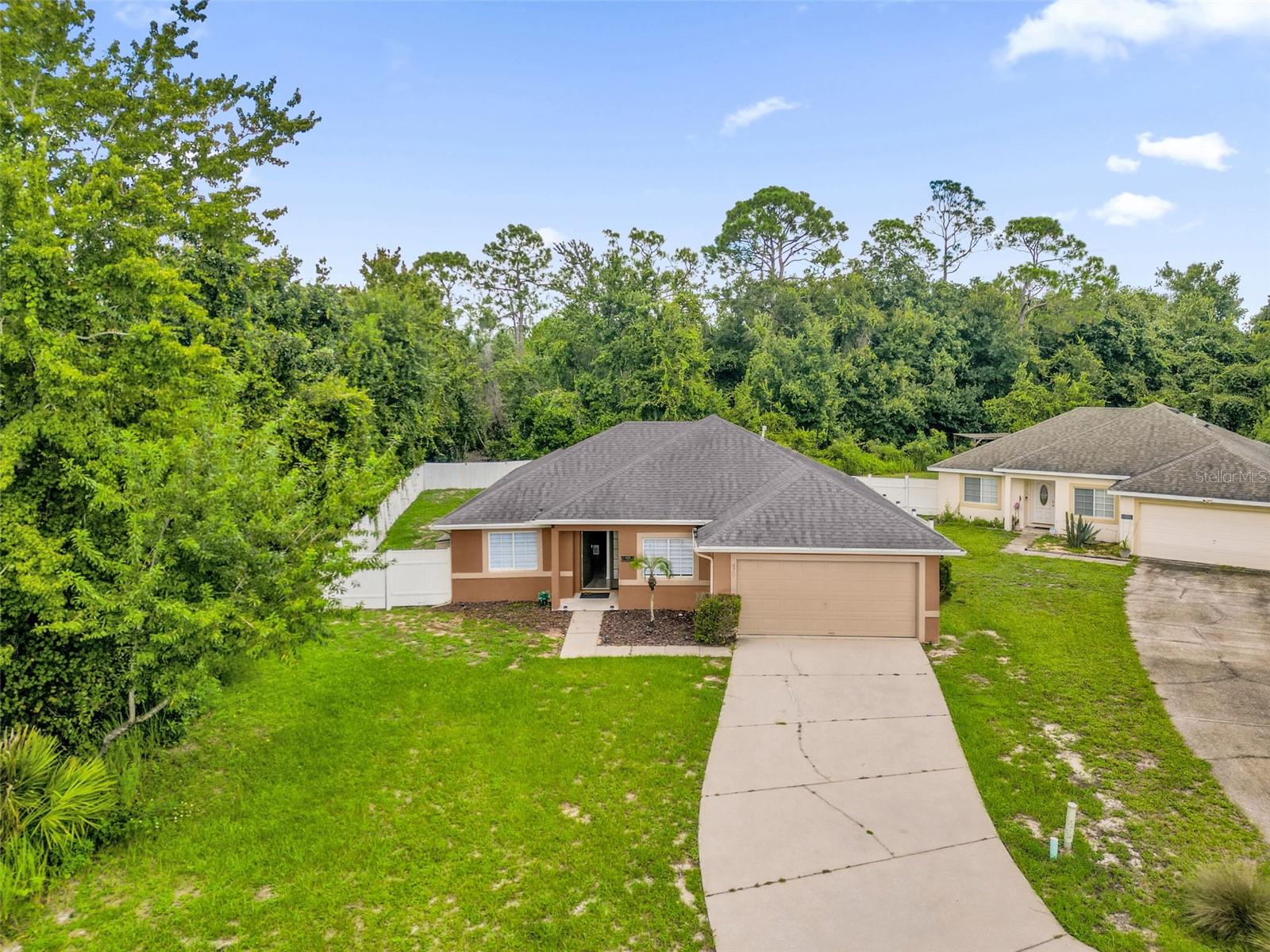 470 Paradise Woods Ct Property Photo 2