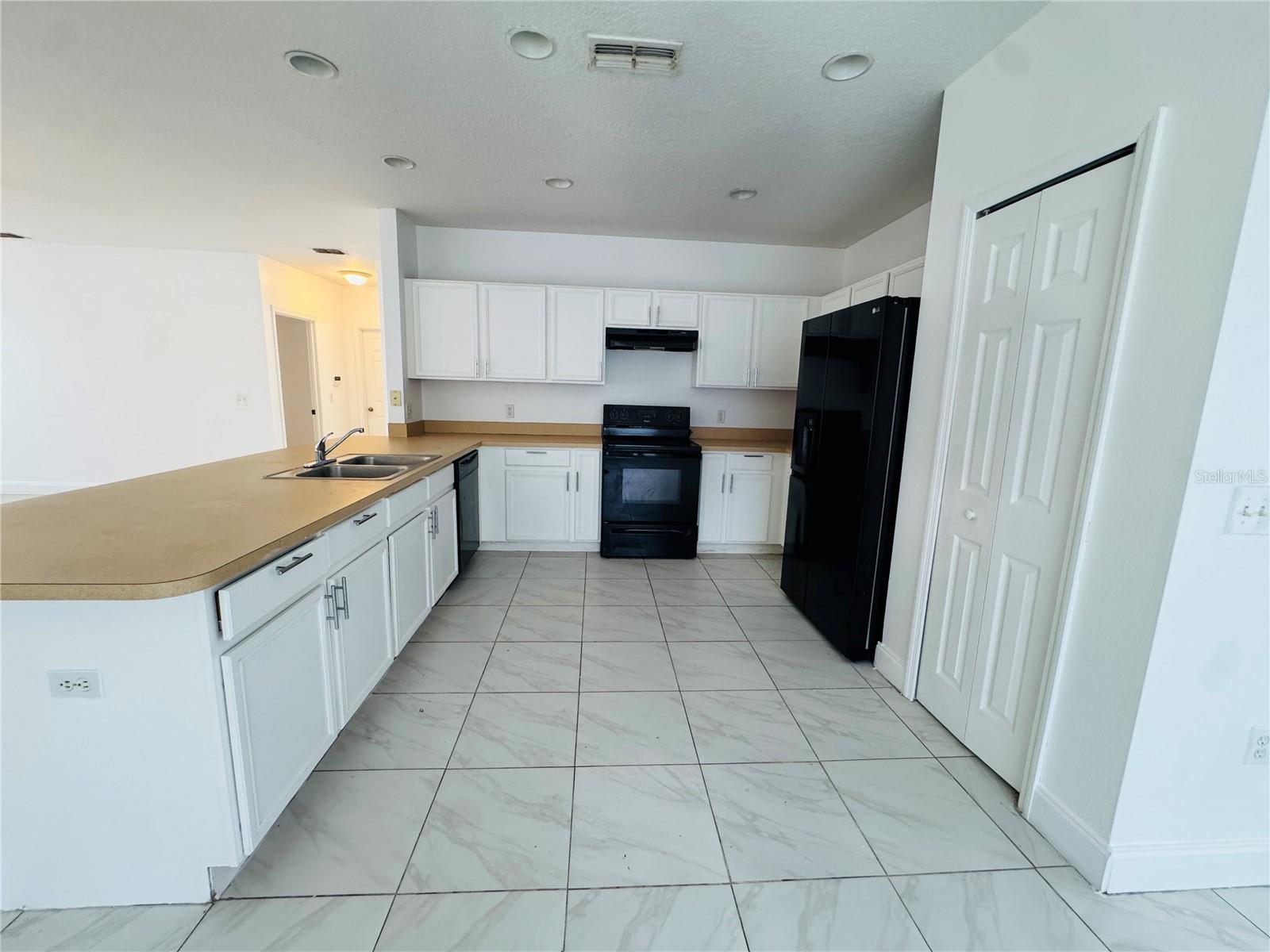 566 Eagle Ct Property Photo 5