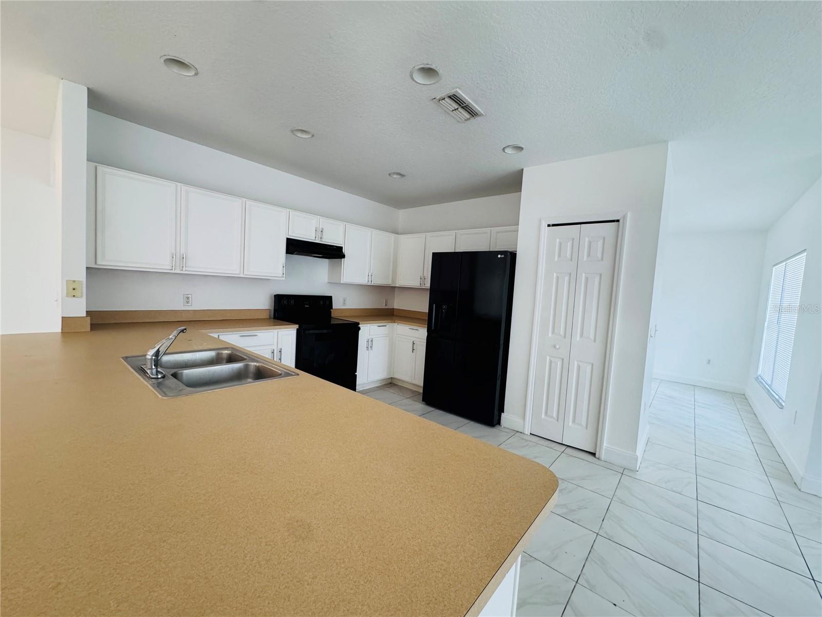 566 Eagle Ct Property Photo 6