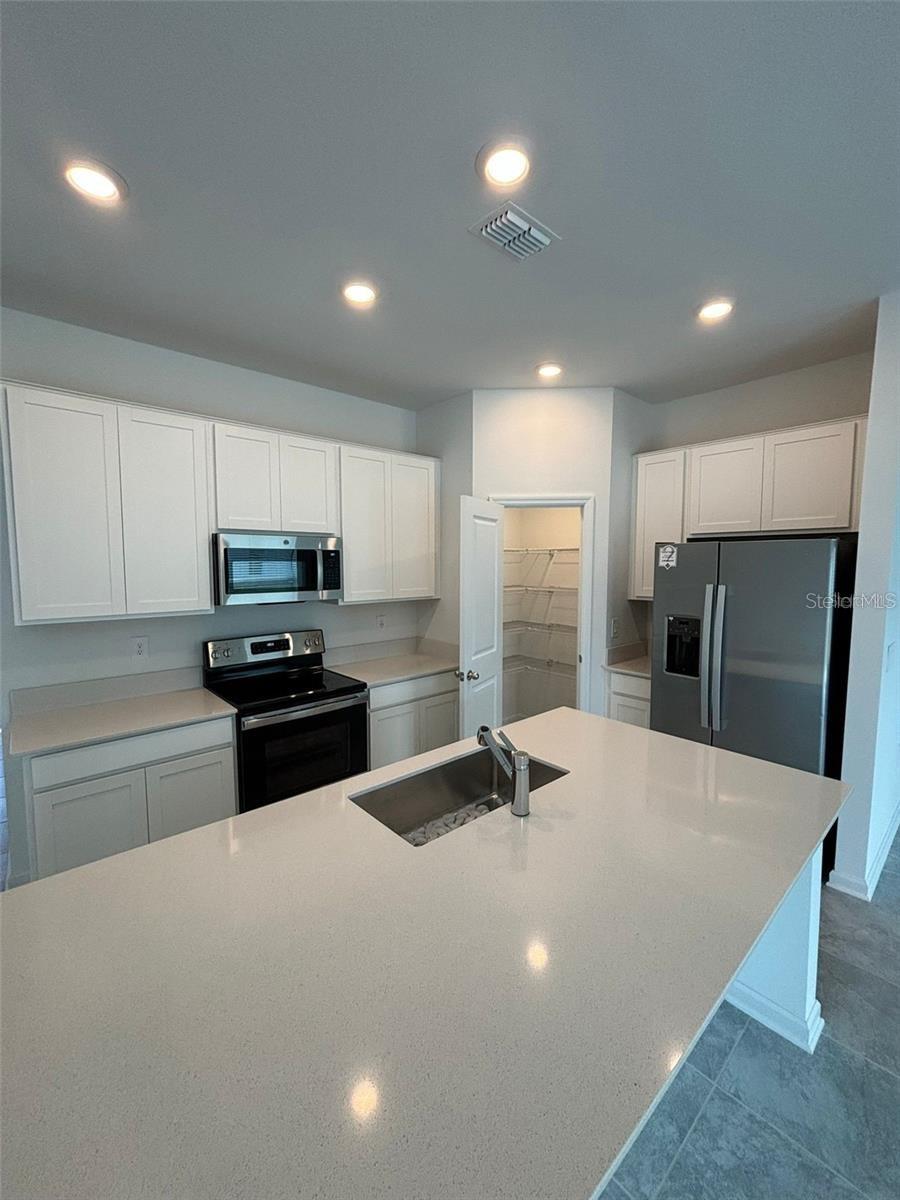 828 Daring Dr Property Photo 3