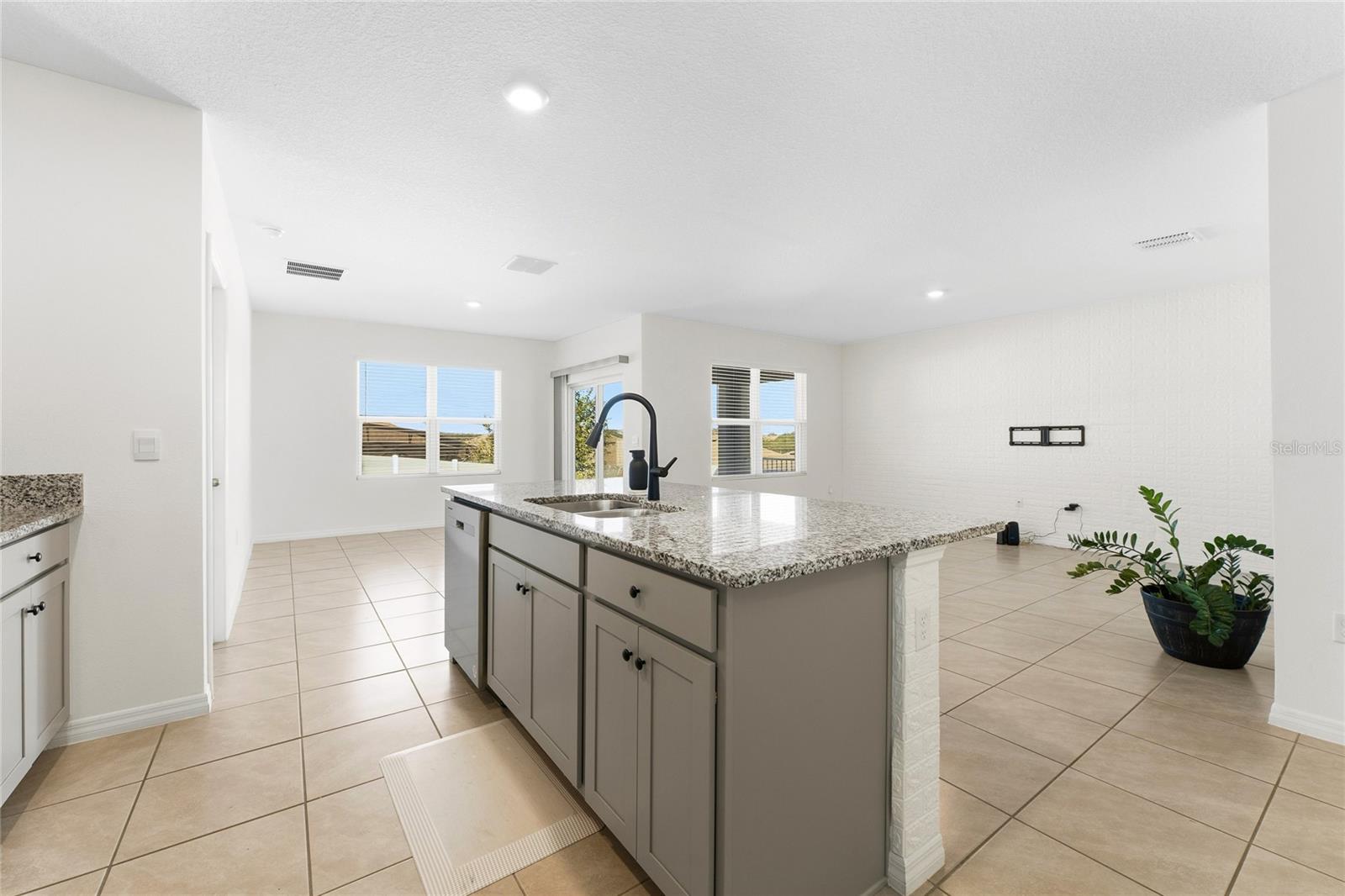 1825 Juneberry St Property Photo 7