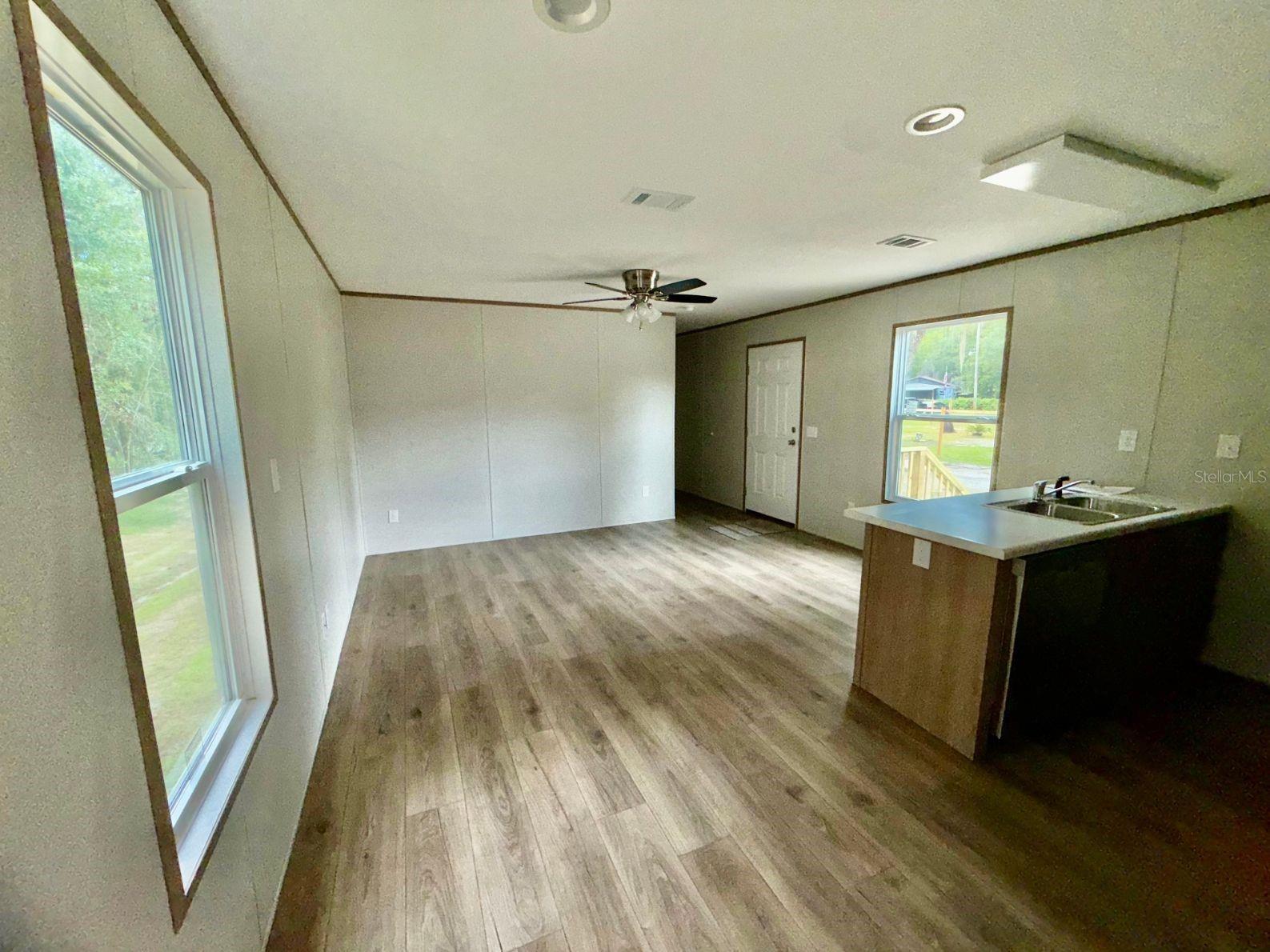 102 Livingston Ct Property Photo 4