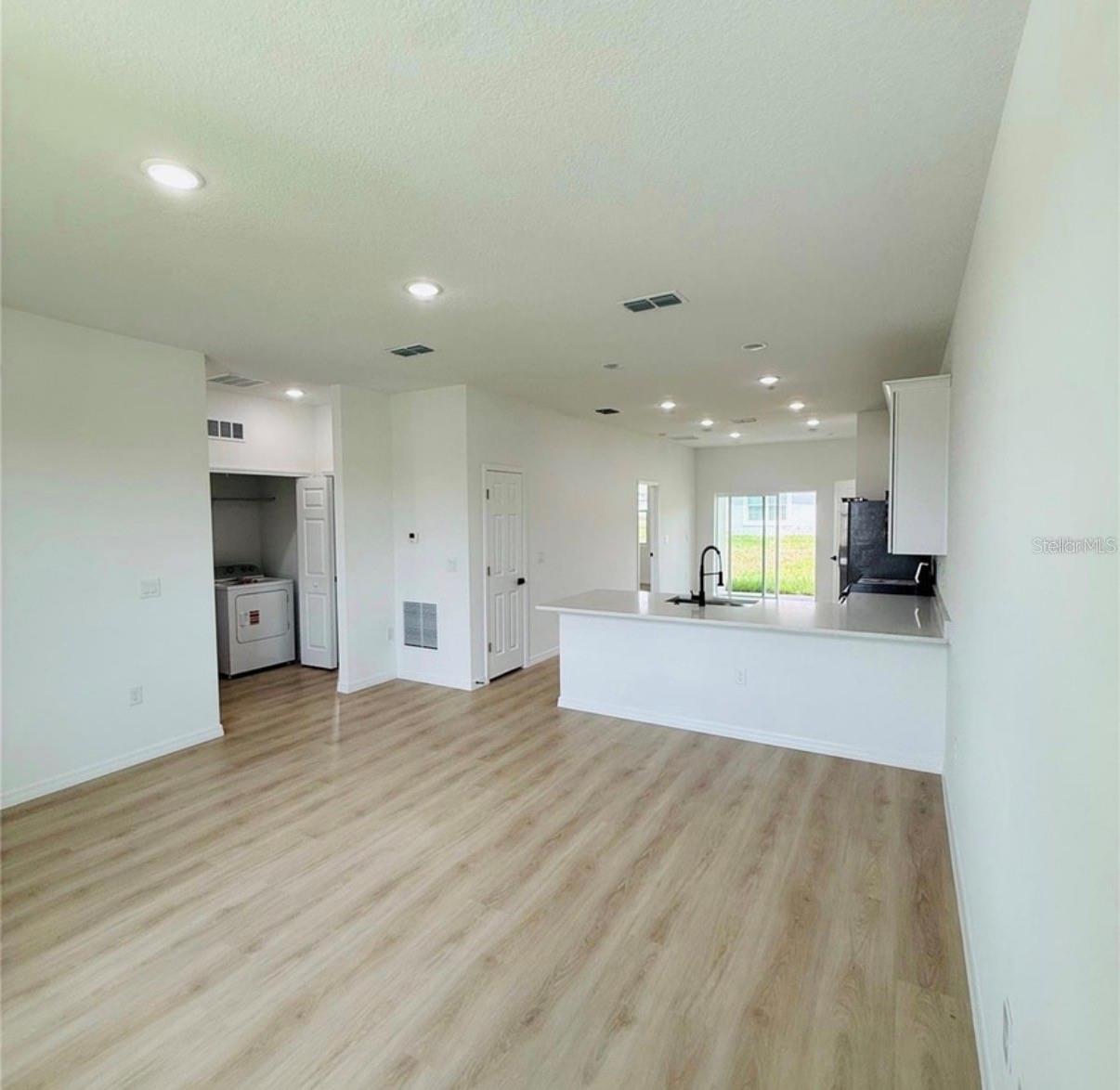 646 Desmoines Ct Property Photo 3