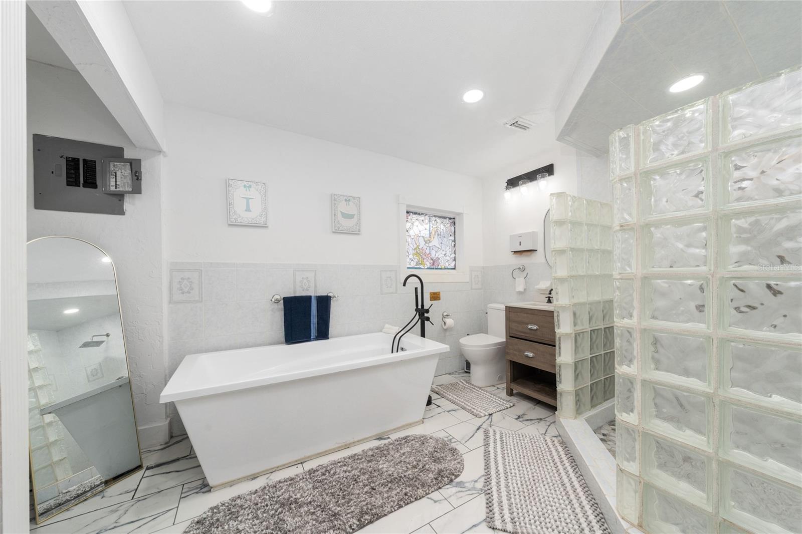 711 Briarcliffe St #b Property Photo 6