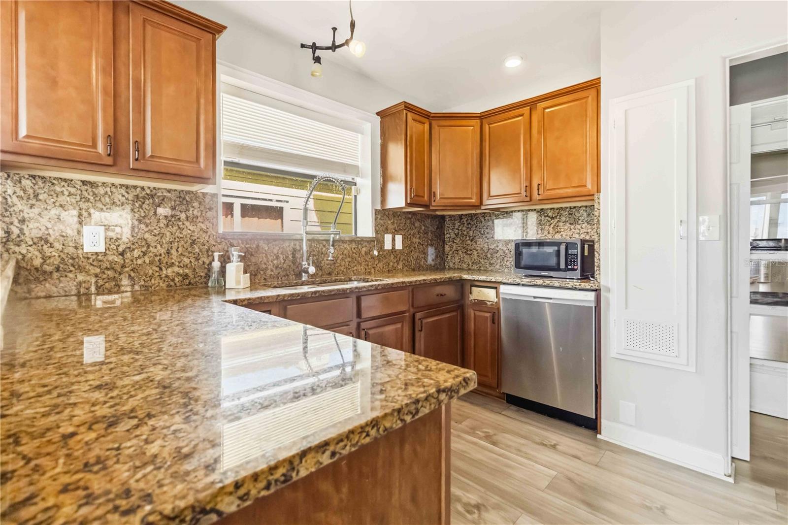 582 Revilo Blvd Property Photo 13