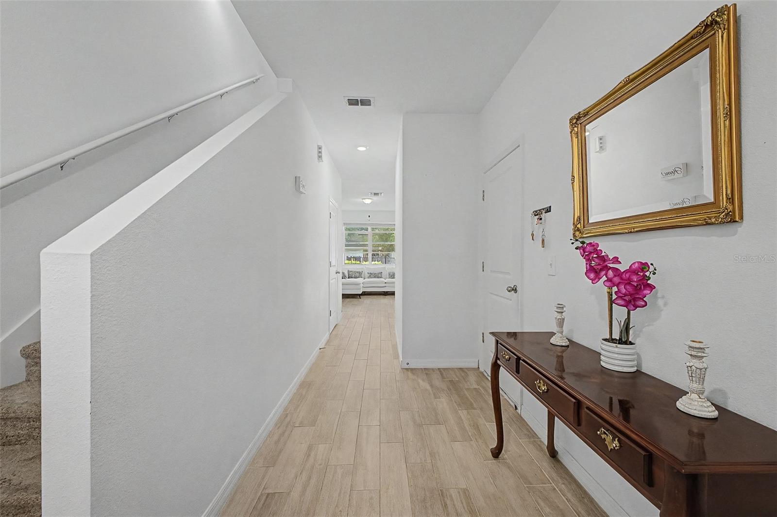 879 Grandin St Property Photo 4
