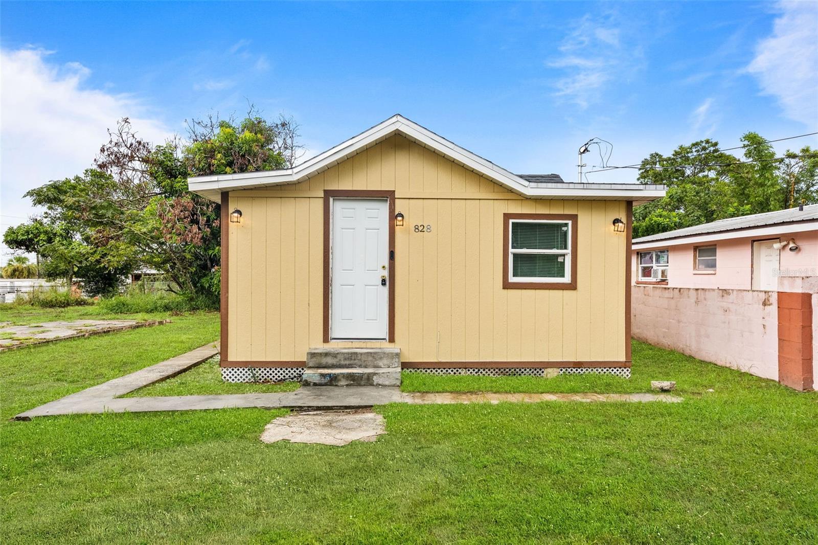 828 Booker Ave Property Photo 1
