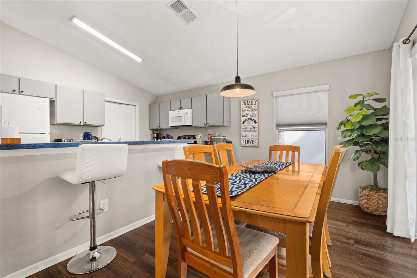 425 Castlemain Cir Property Photo 12