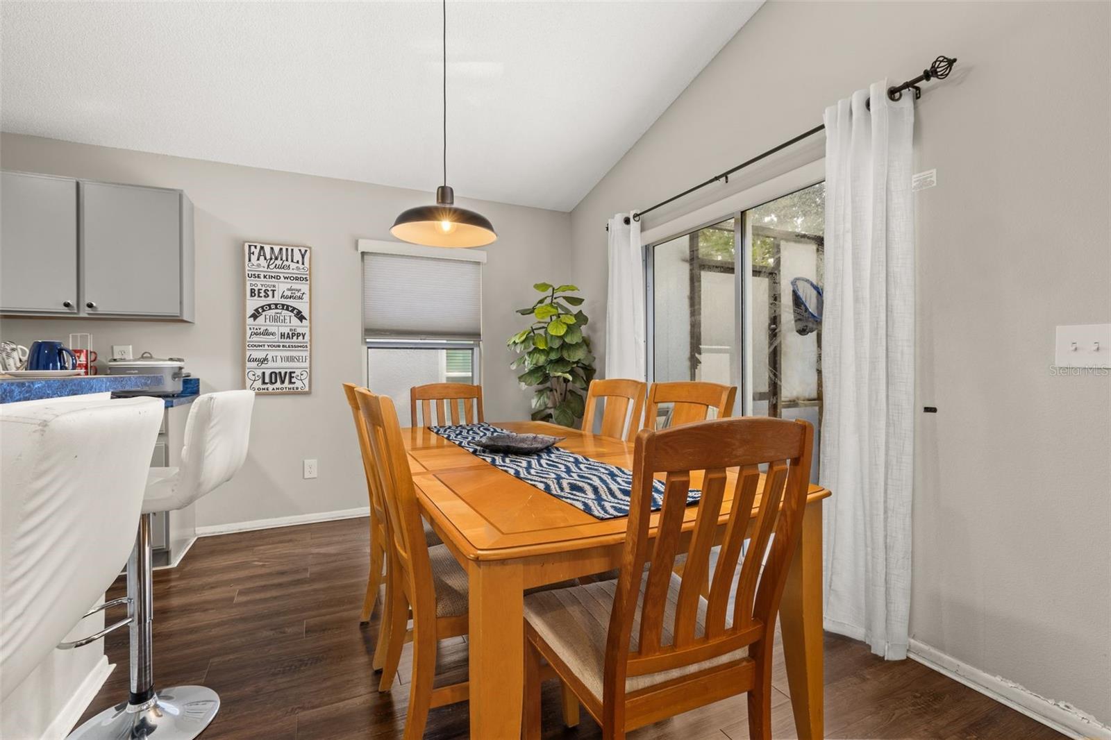 425 Castlemain Cir Property Photo 13