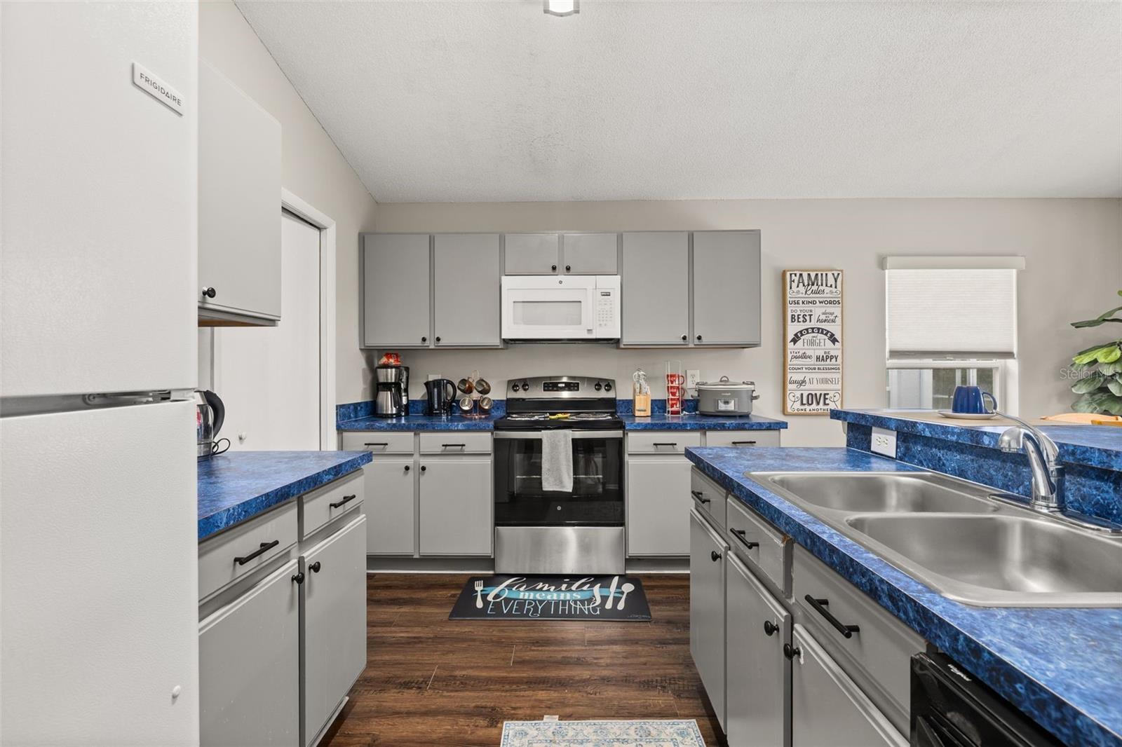 425 Castlemain Cir Property Photo 14