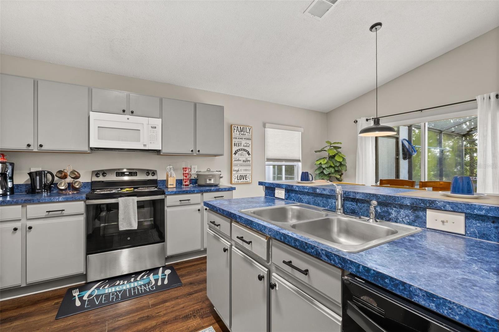 425 Castlemain Cir Property Photo 15
