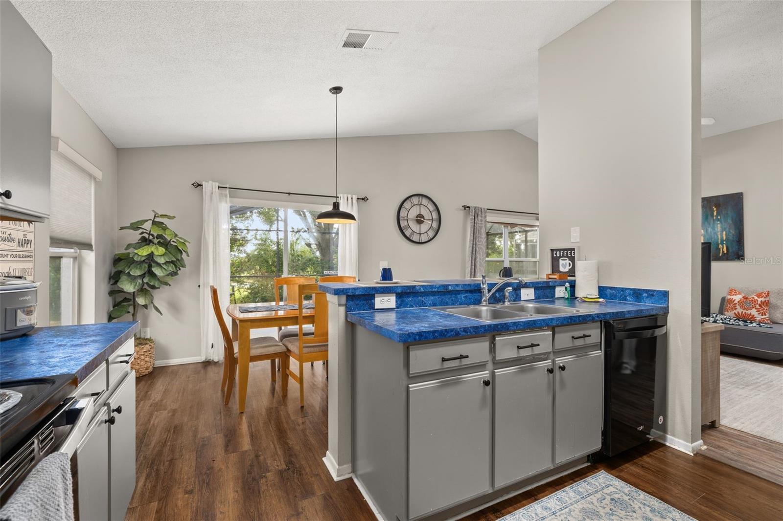 425 Castlemain Cir Property Photo 16
