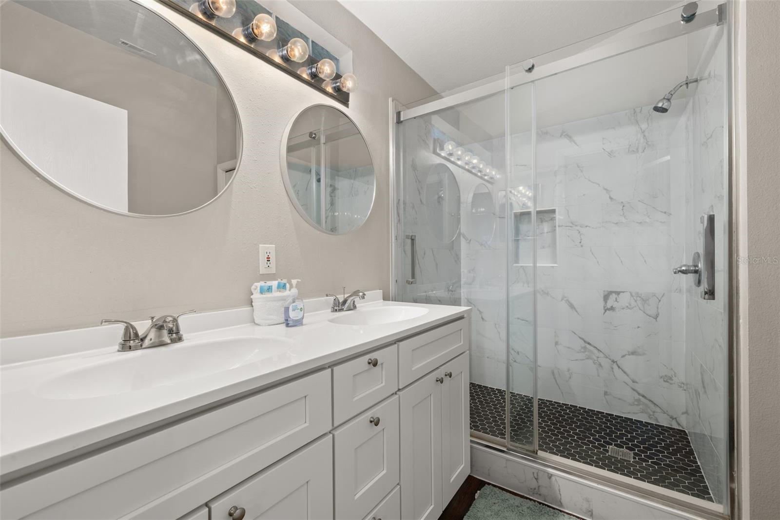 425 Castlemain Cir Property Photo 22
