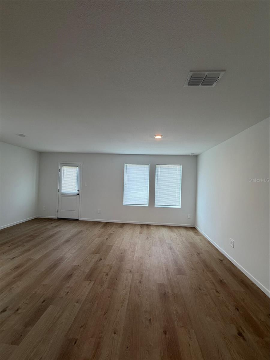 957 Phoenix St Property Photo 9