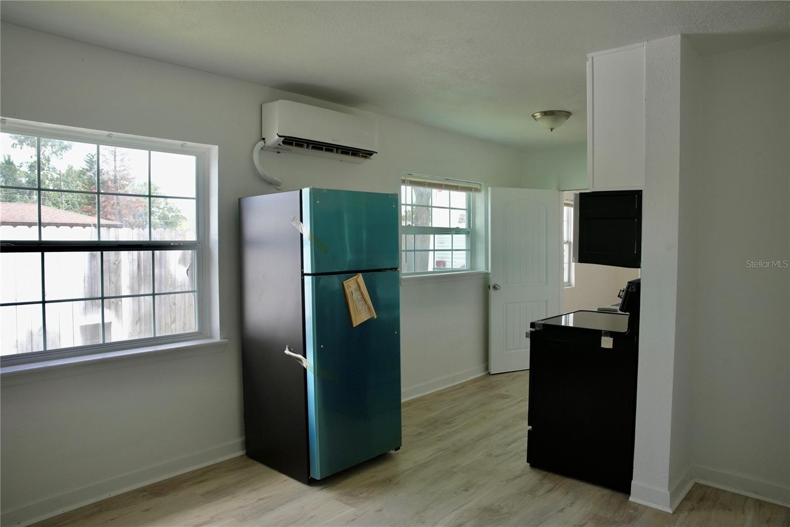 793 Eldridge St Property Photo 4