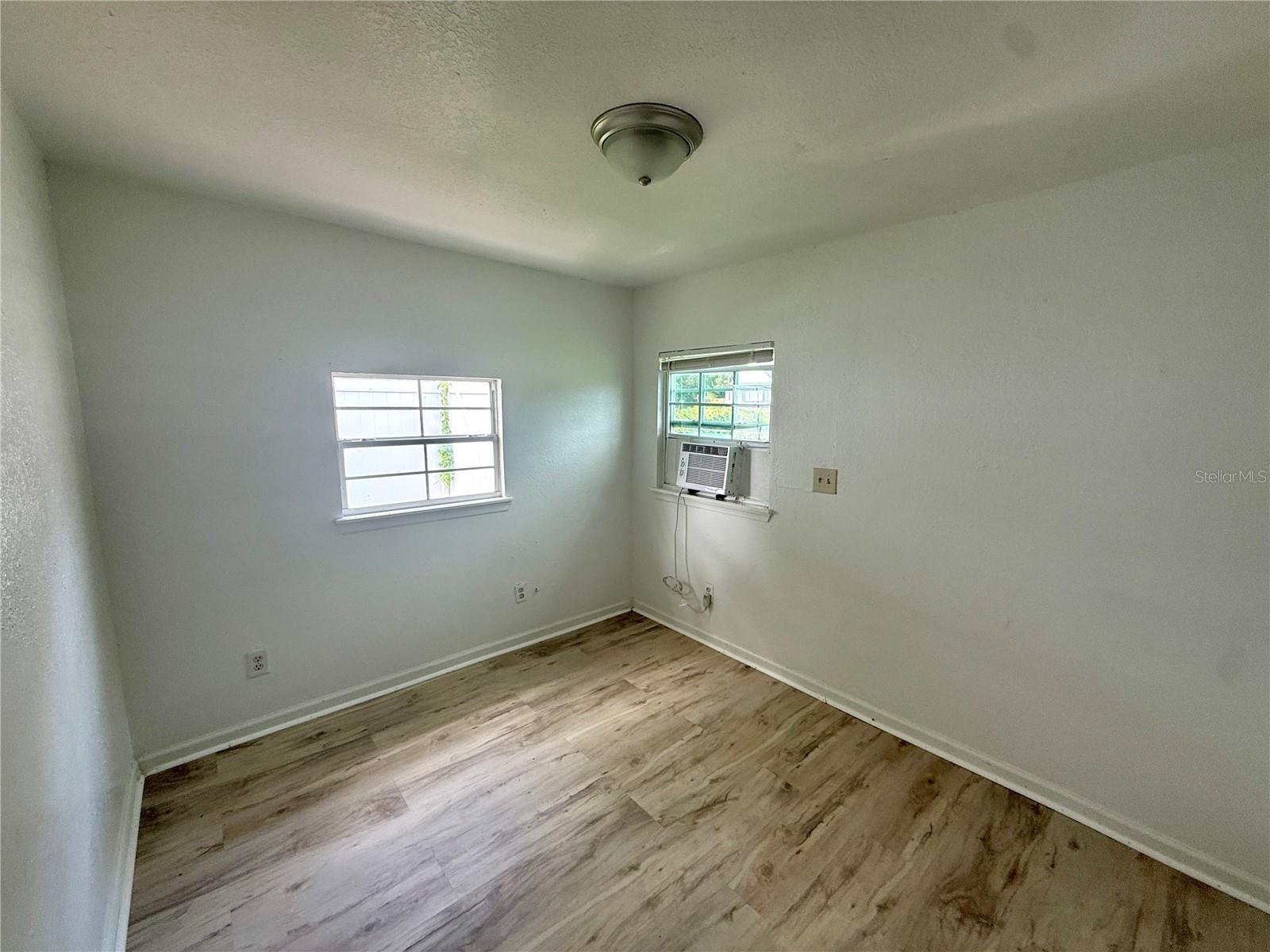793 Eldridge St Property Photo 14