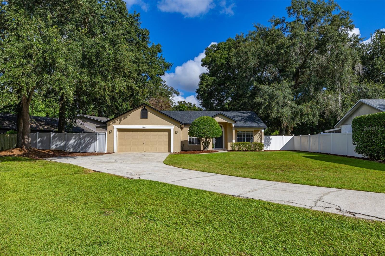 7918 Lakeside Woods Dr Property Photo 1