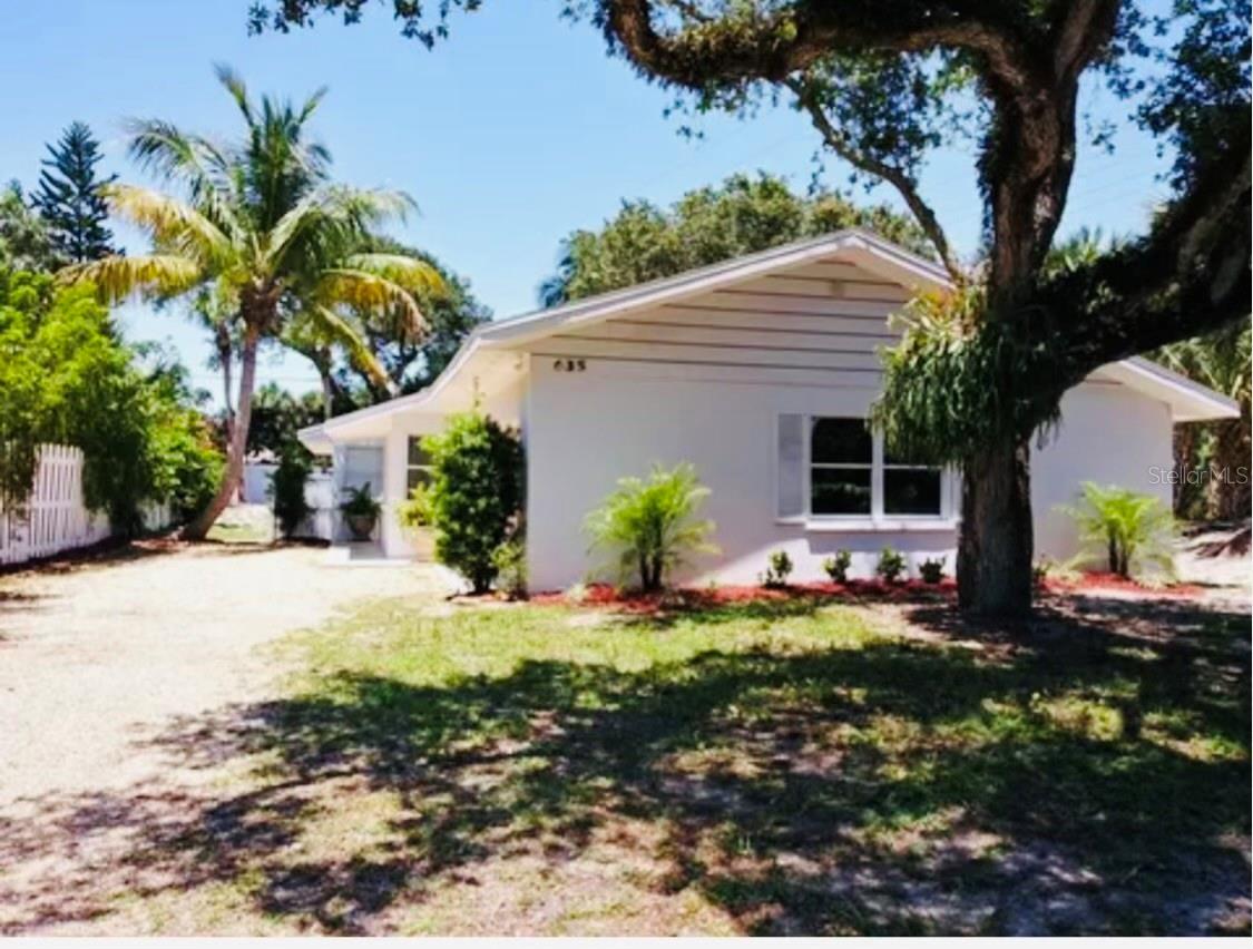 635 HOLLY RD Property Photo 1
