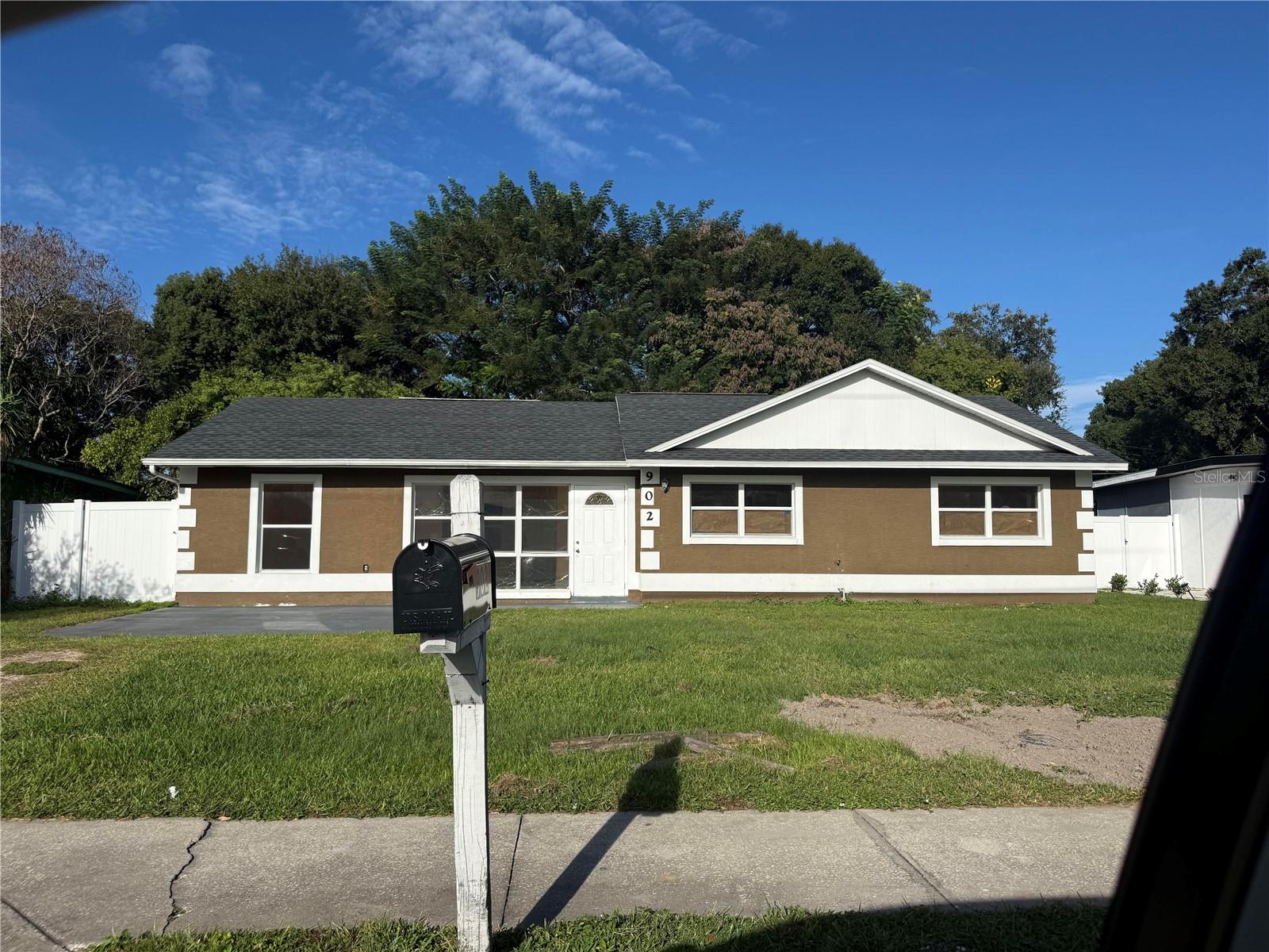 902 N THACKER AVE Property Photo 1