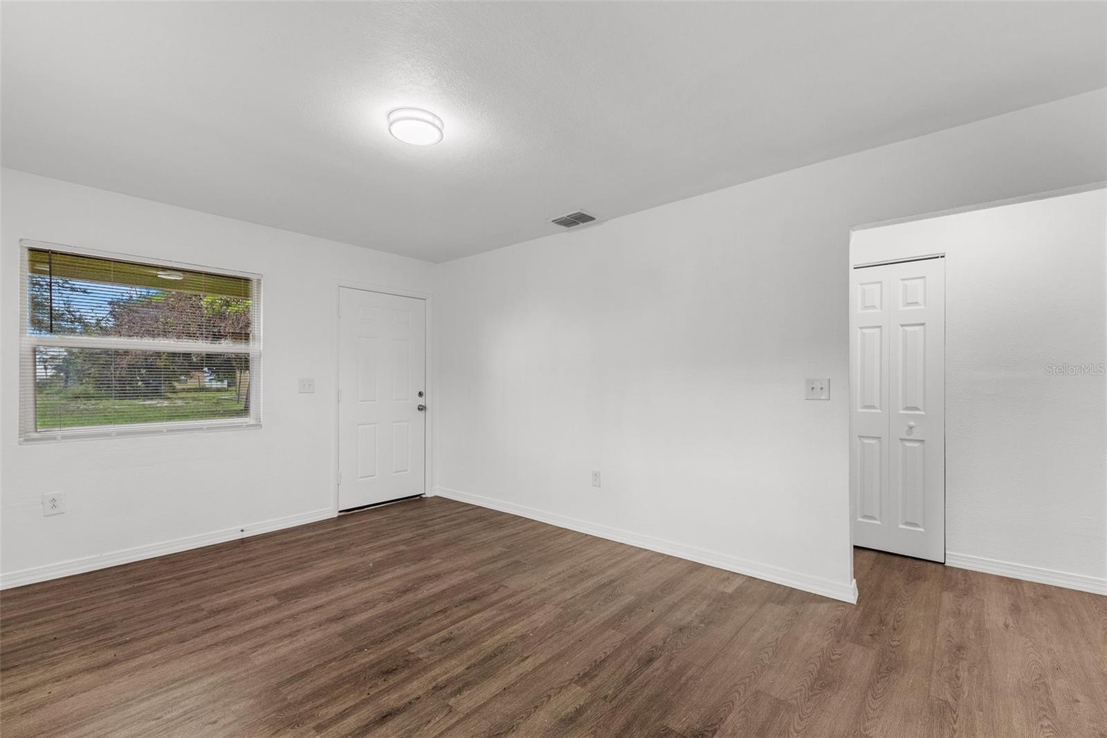 825 Booker Ave Property Photo 6