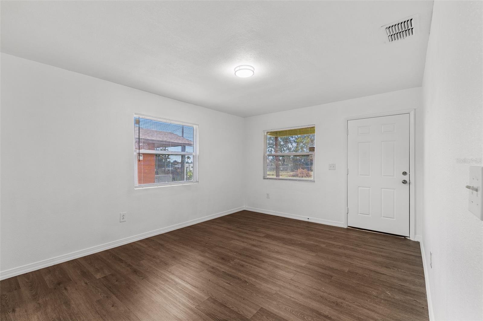 825 Booker Ave Property Photo 10