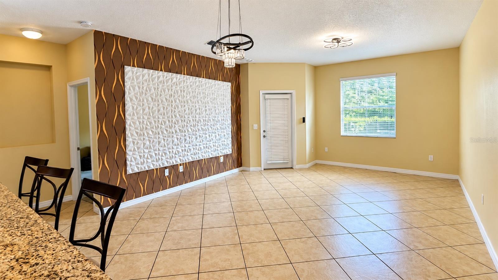 3031 Bargate St Property Photo 4