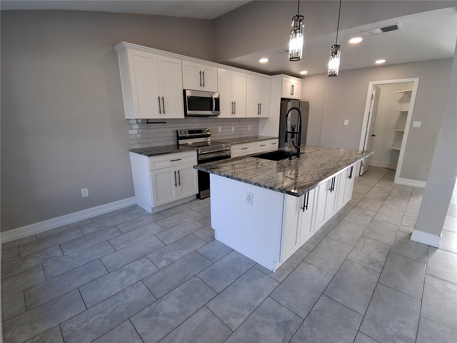 1518 Avleigh Cir Property Photo 8