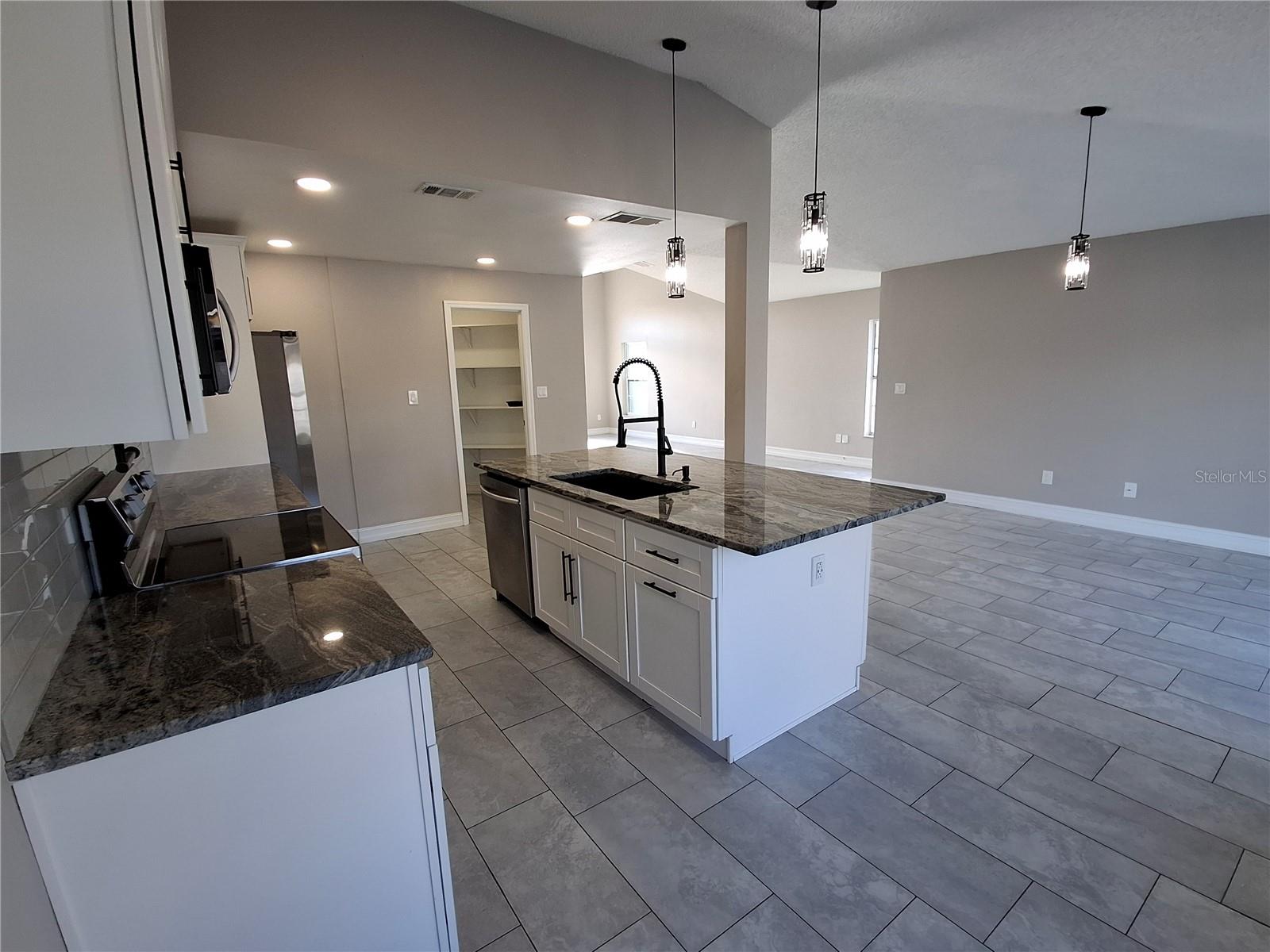 1518 Avleigh Cir Property Photo 11