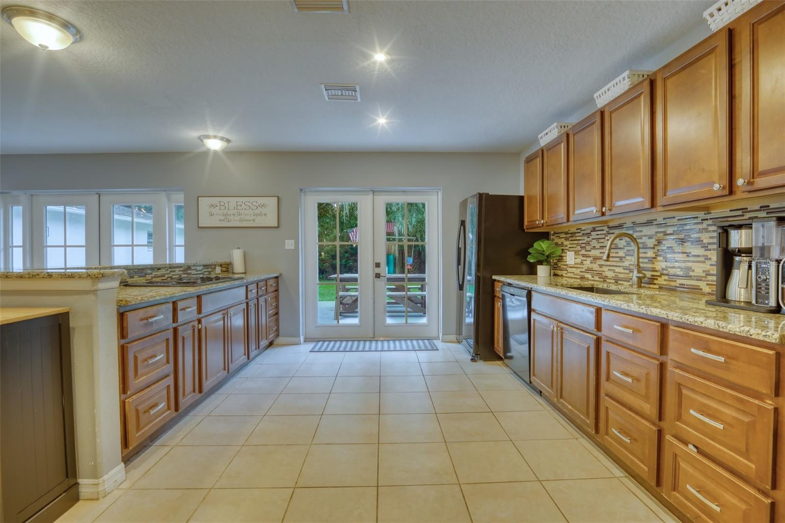 398 Palm Dr Property Photo 3