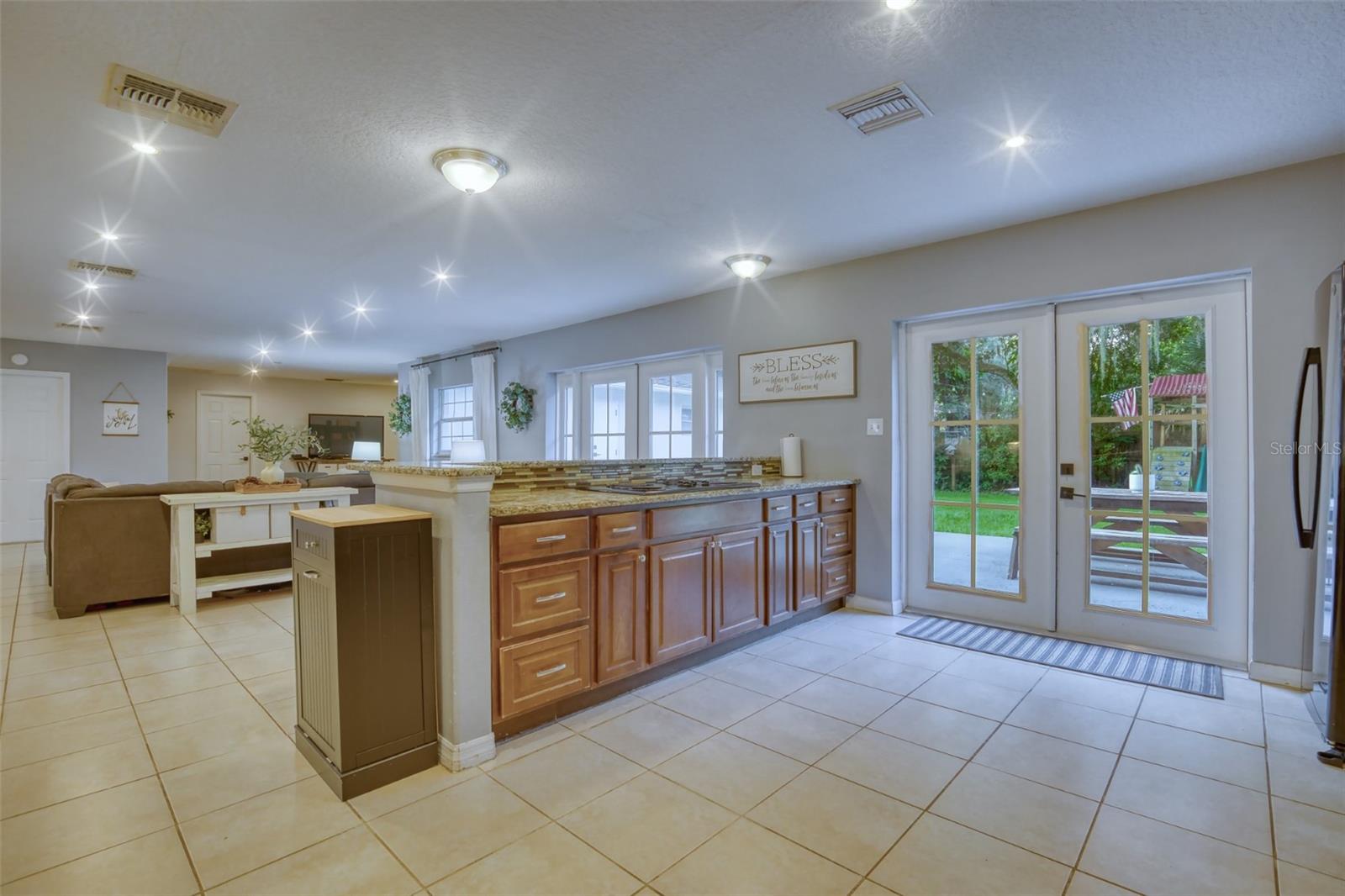 398 Palm Dr Property Photo 4