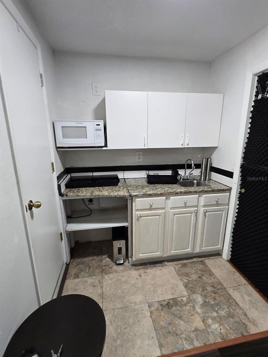 12119 Dakota Woods Ln Property Photo 3