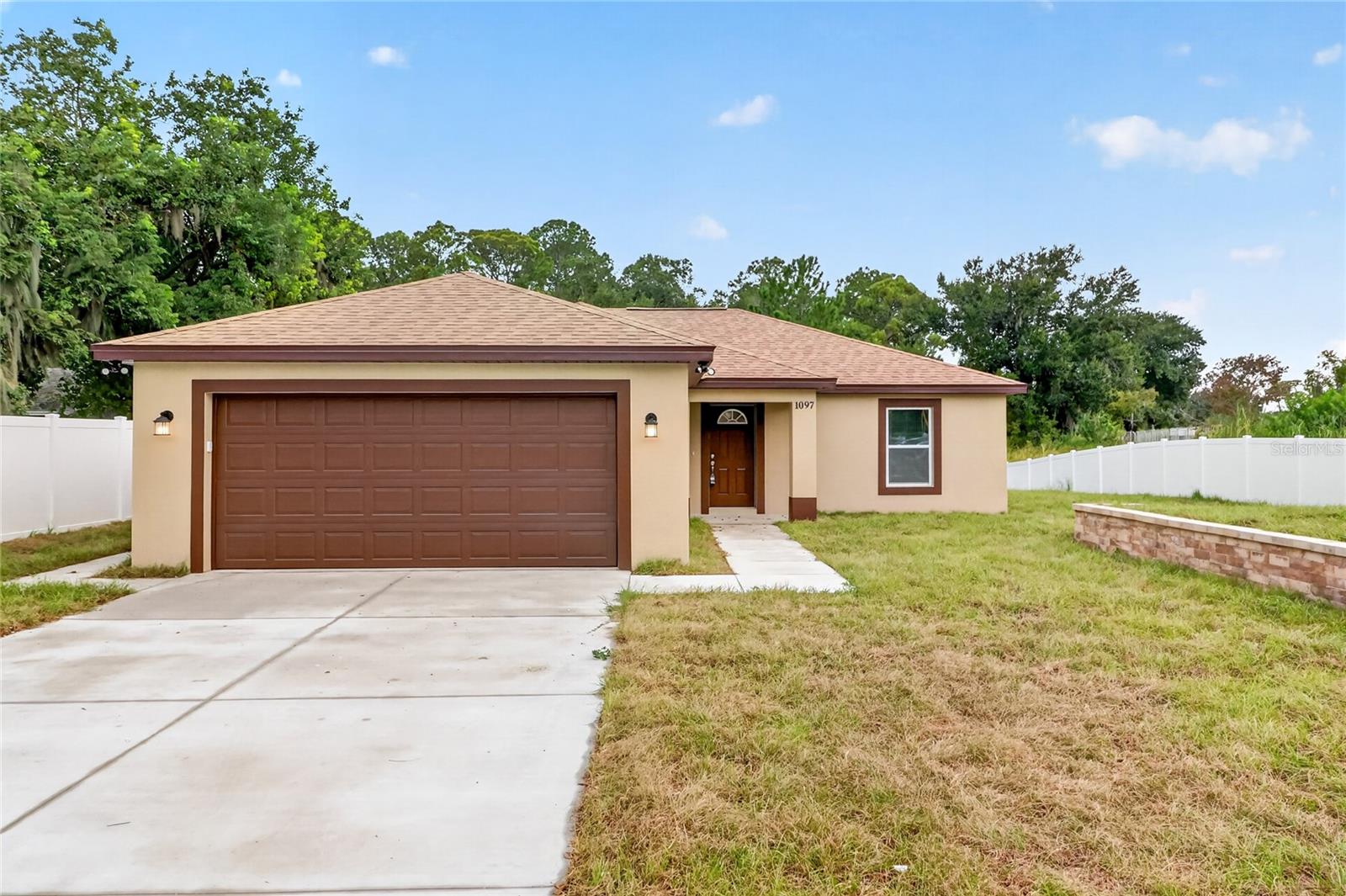 1097 Carefree Cove Dr Property Photo 1