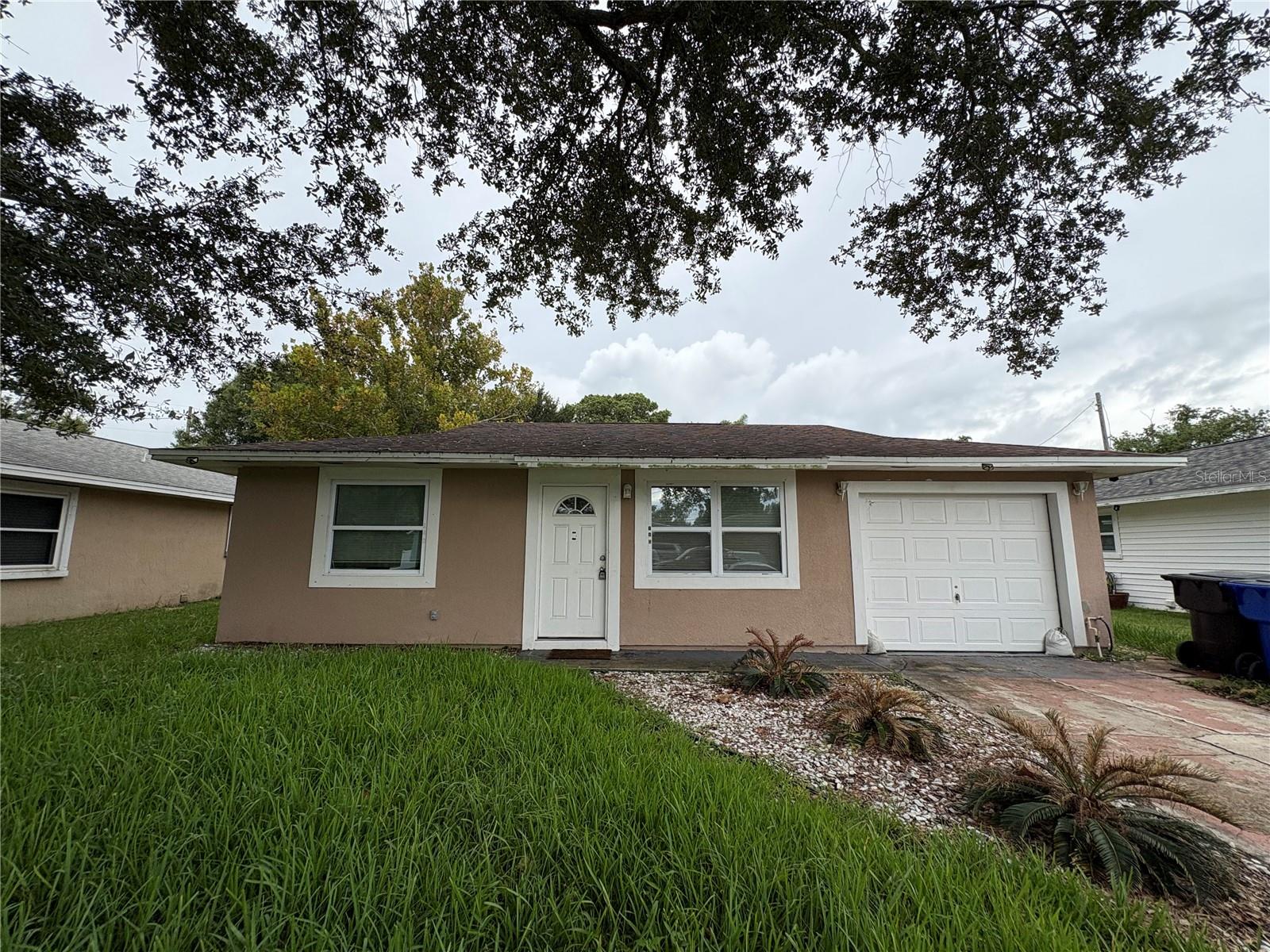 142 MONTANA AVE Property Photo 1