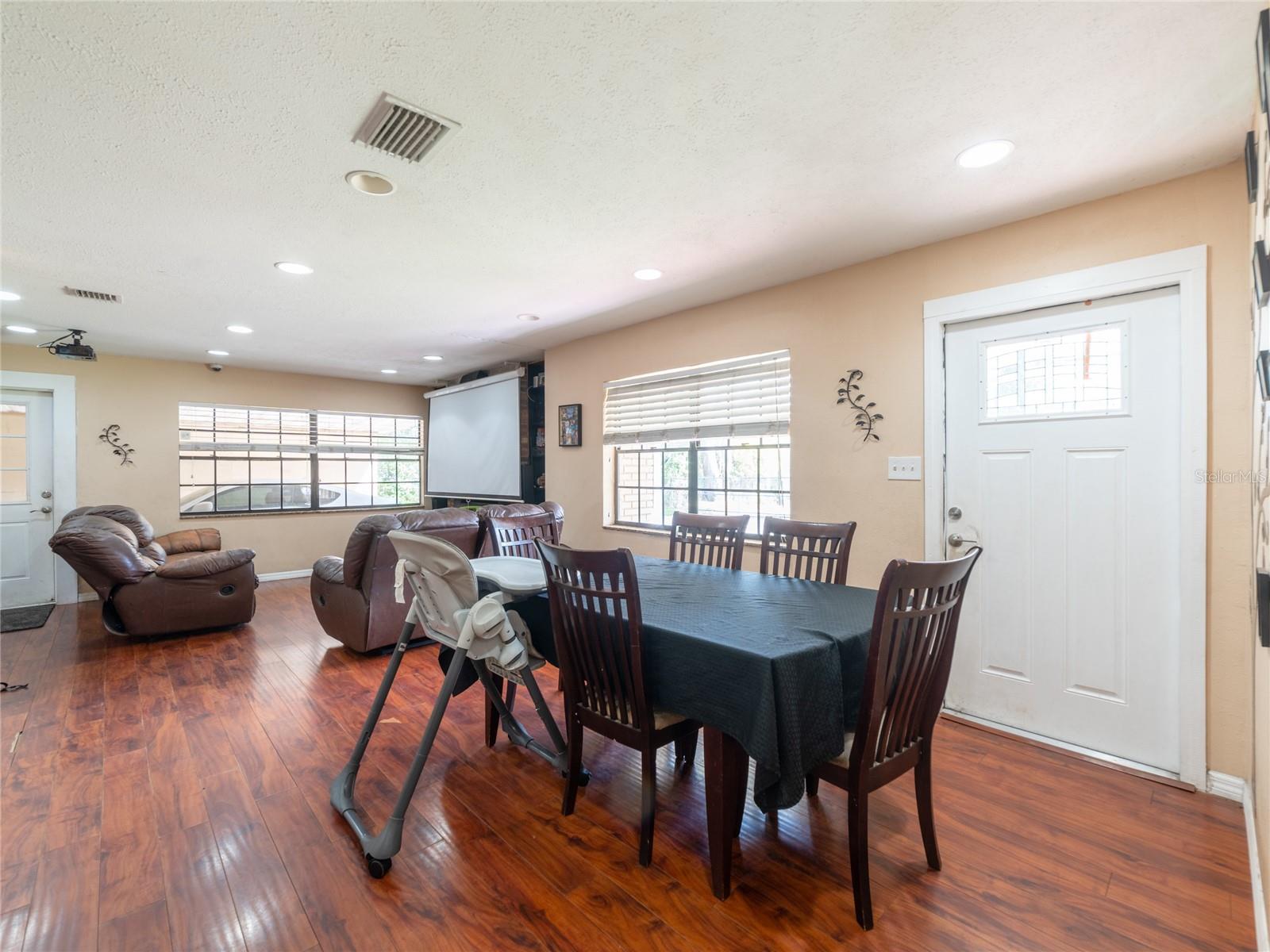 5306 N Falkenburg Road Property Photo 8