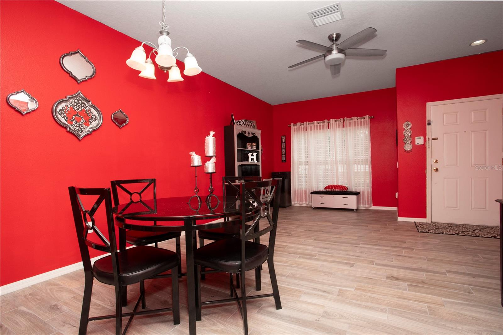 12811 Kings Crossing Dr Property Photo 3
