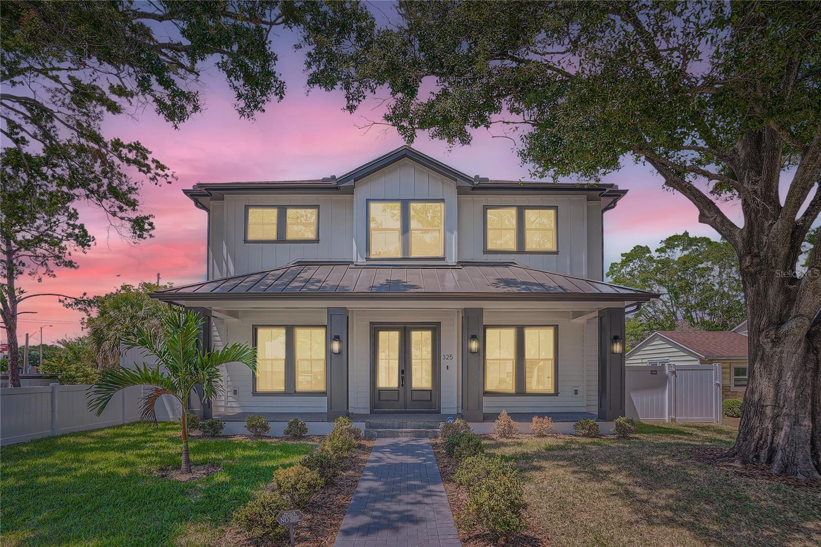 325 33rd Ave N Property Photo 2