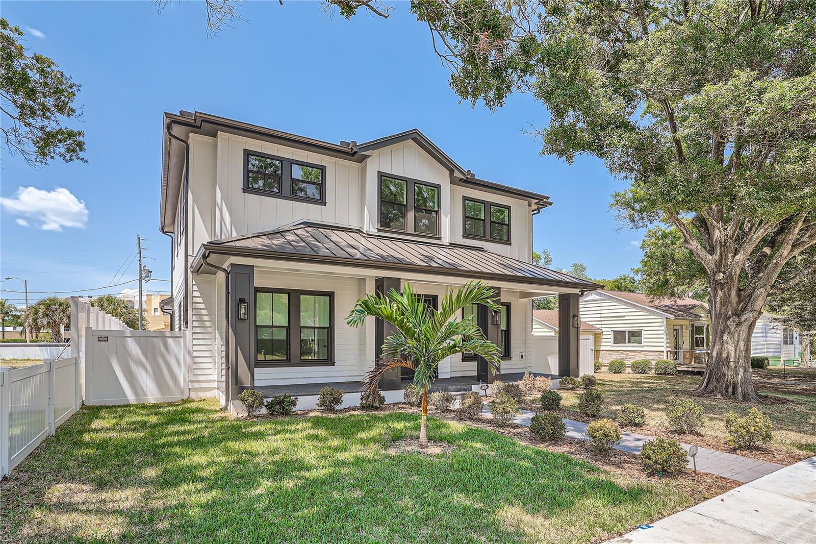 325 33rd Ave N Property Photo 3