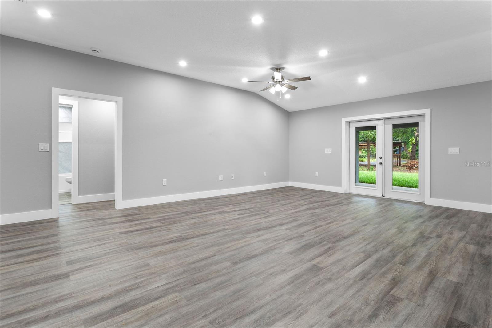 11734 Orange Ct Property Photo 4