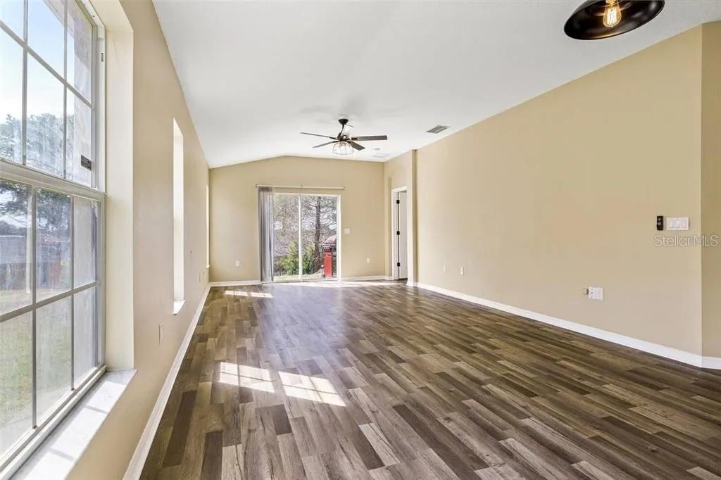 5723 Autumn Shire Dr Property Photo 11