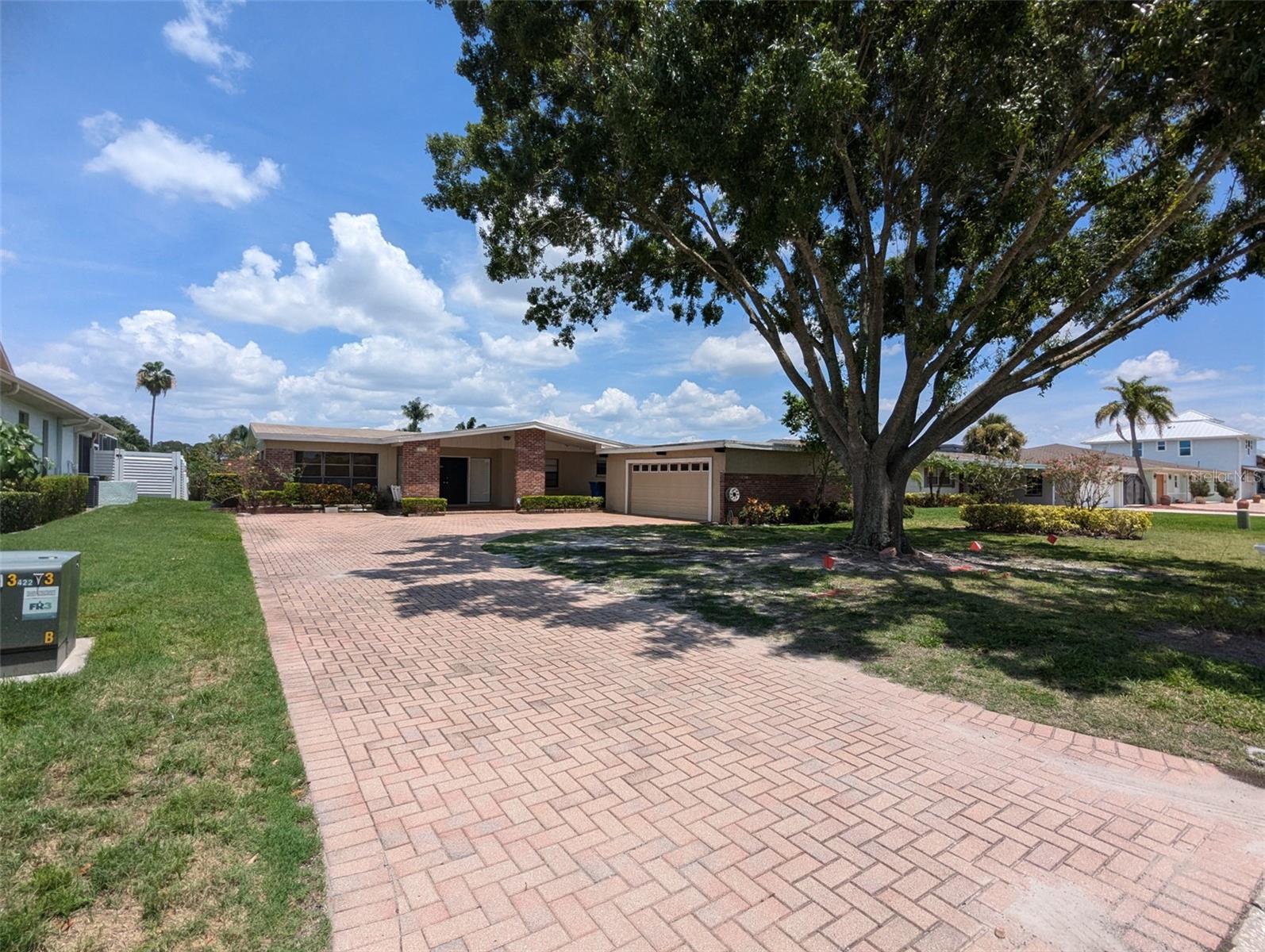 3931 E Eden Roc Cir Property Photo 4