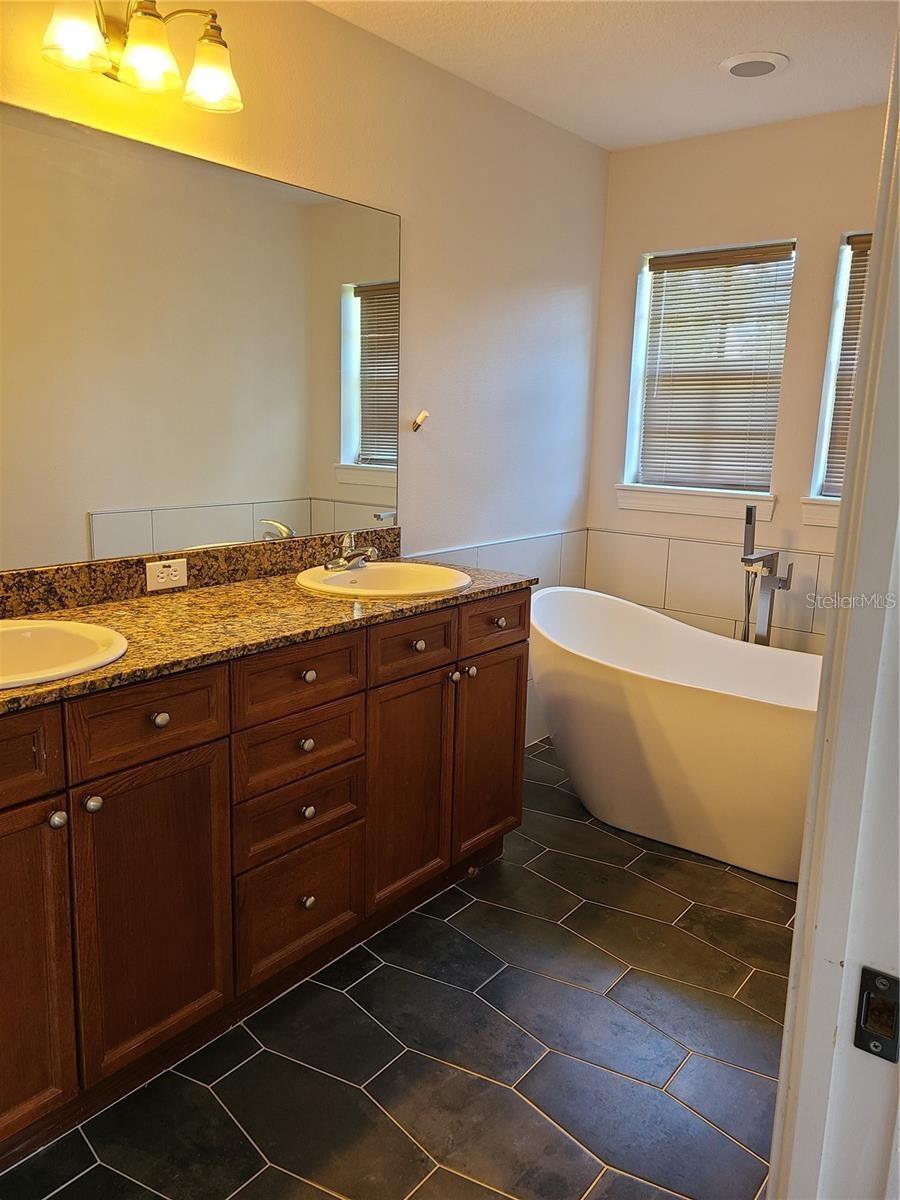 277 Valencia Cir Property Photo 8