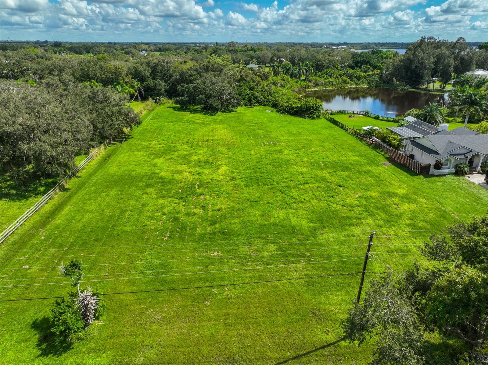 1480 Center Rd Property Photo 5