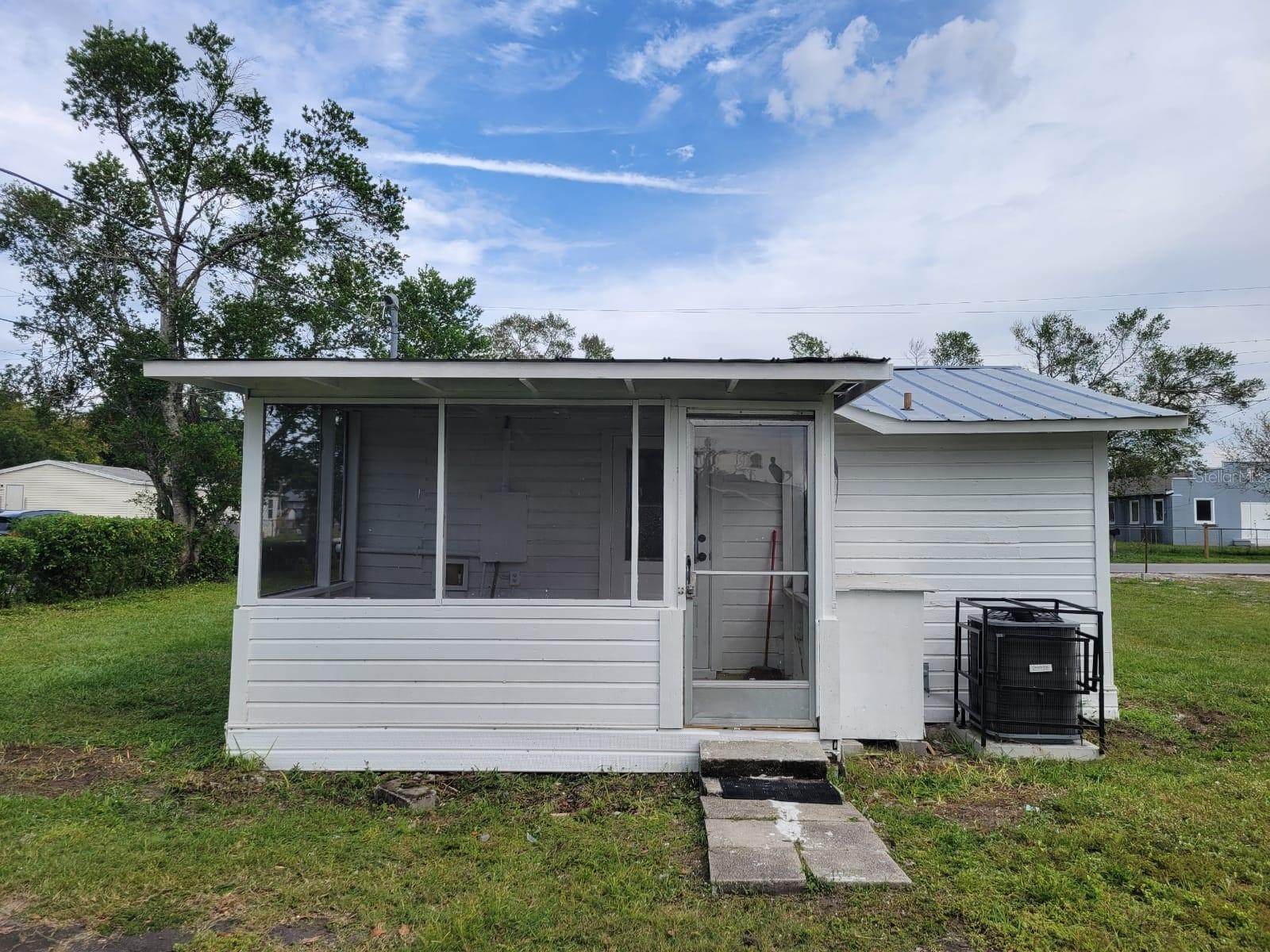 1058 N Davis Ave Property Photo 1