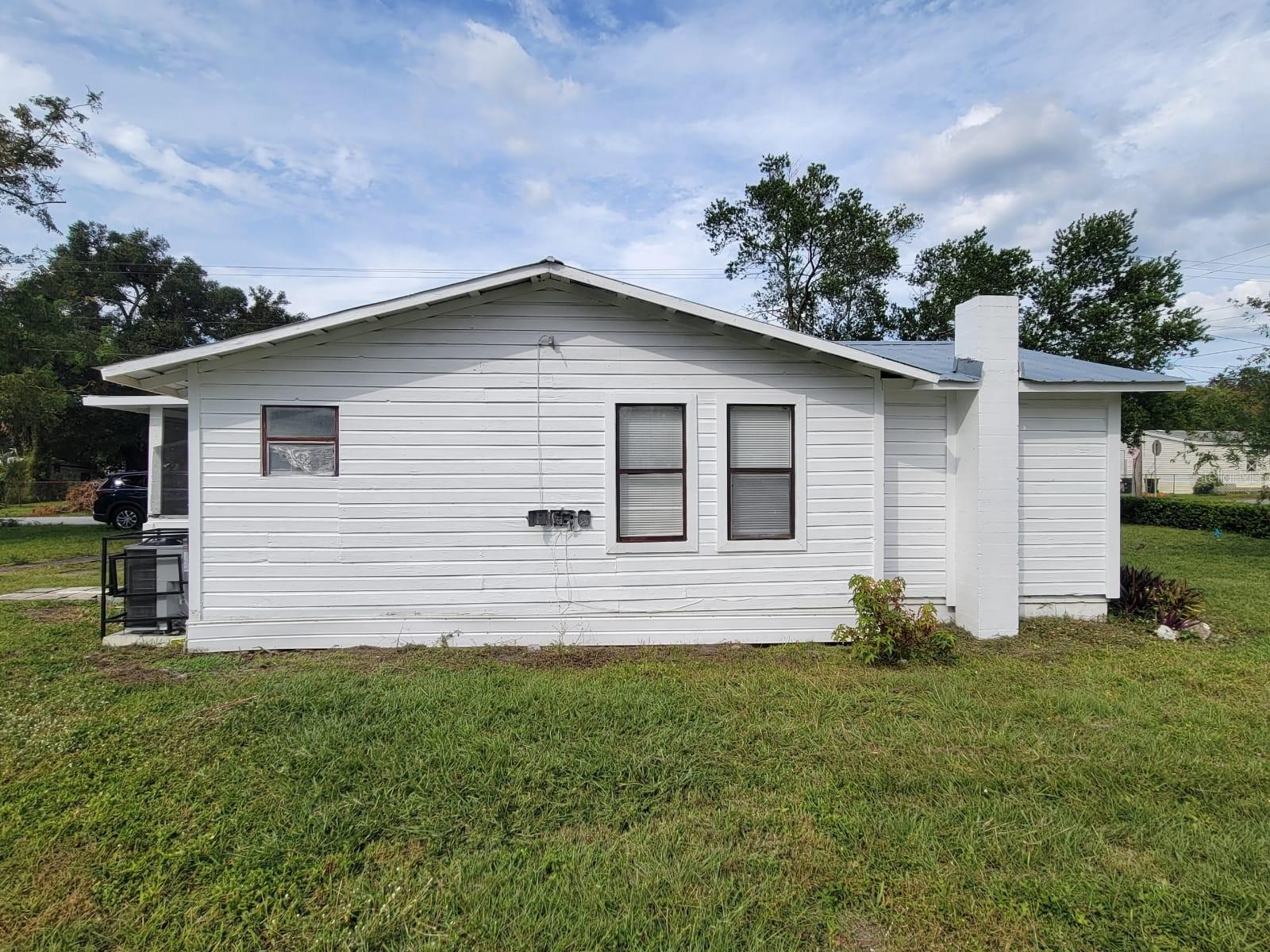 1058 N Davis Ave Property Photo 2