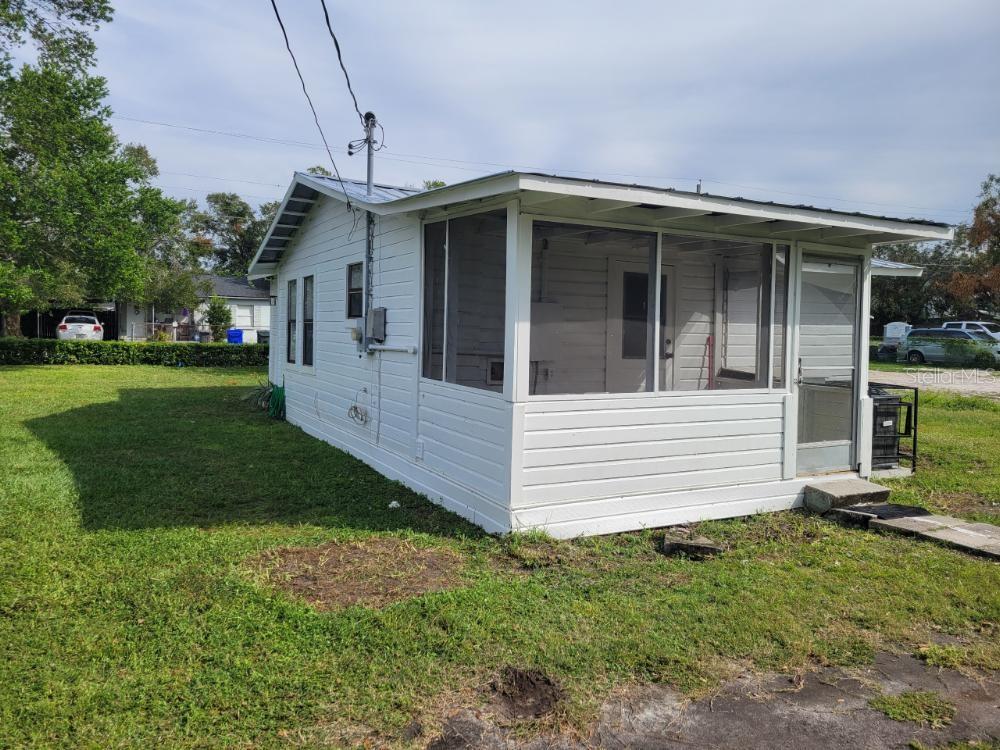 1058 N Davis Ave Property Photo 3